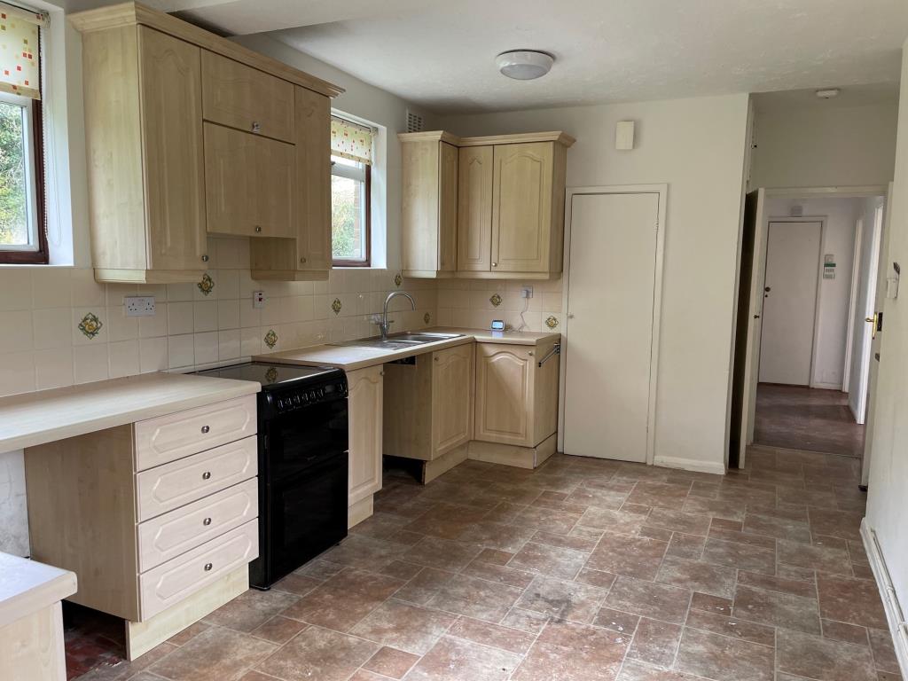 Lot: 110 - FOUR-BEDROOM HOUSE AND LAND WITH PLANNING FOR FOUR ADDITIONAL DWELLINGS - Kitchen